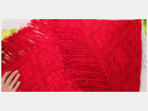 Scialle rosso fatto a mani con uncinetto, in cotone